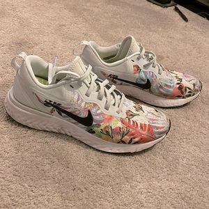 Nike Odyssey React Floral “Hawaiian” grey body, running